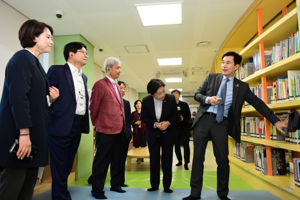 동탄중앙이음터 시설을 둘러보고 있는 사회부총리 등 관계자