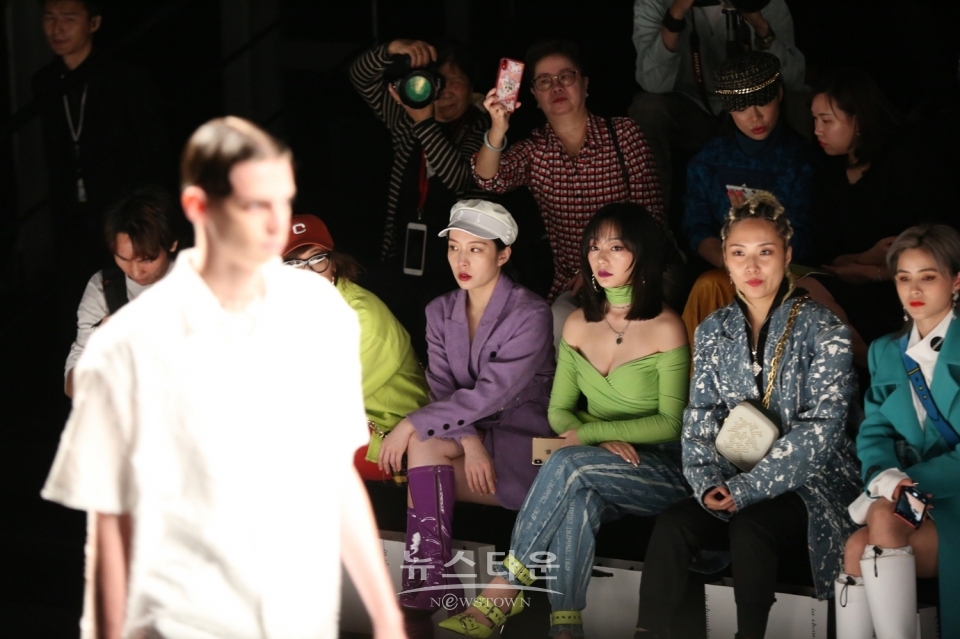 14일(현지시간) 중국 상해에서 진행된 컨셉코리아 상해에서 참관객들이 장형철 디자이너의 오디너리 피플(Ordinary people) 쇼를 관람하고 있다.