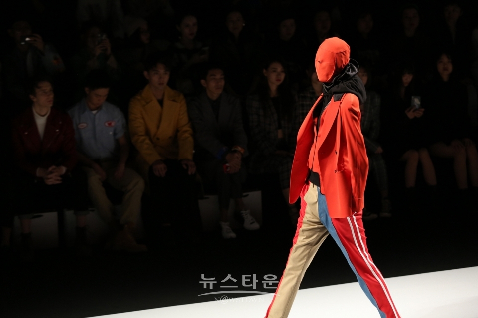 15일(현지시간) 중국 상해에서 진행된 컨셉코리아 상해에서 김보나･임재혁 공동 디자이너 브랜드 비스퍽(BESFXXK) 쇼가 열린 가운데 모델이 런웨이를 걷고 있다.