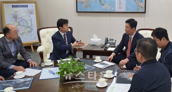 조규일 진주시장이 한국철도시설공단 이사장과 면담을 하고 있다.