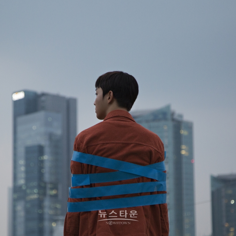 사진: ‘Half A Wing’ EP 앨범 커버, 출처 : 크루셜스타 SNS