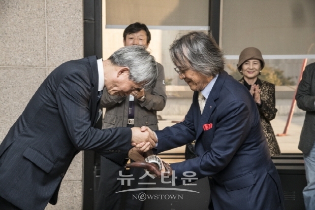 2019 한국구상대제전 ‘김영석 마니프조직위원회 대표’에 공로패 증정(김한정 기자)