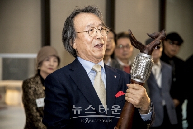 2019 한국구상대제전 ‘김영석 마니프조직위원회 대표’에 공로패 증정(김한정 기자)