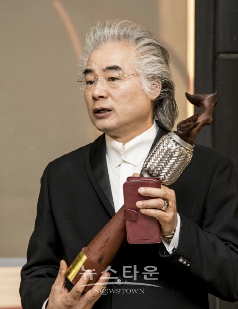 2019 한국구상대제전 ‘김영석 마니프조직위원회 대표’에 공로패 증정(김한정 기자)