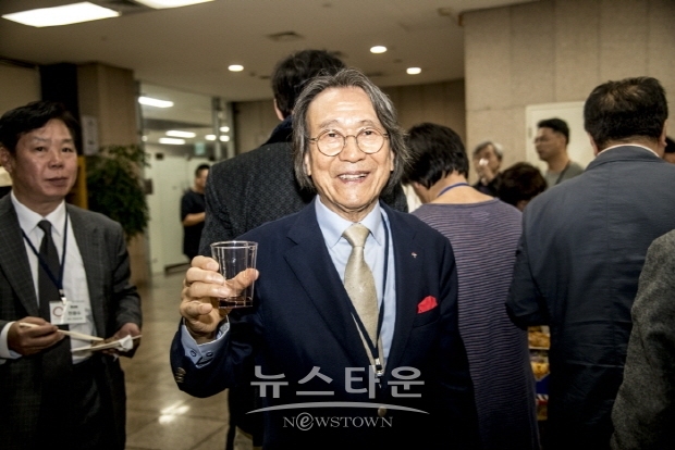 2019 한국구상대제전 ‘김영석 마니프조직위원회 대표’에 공로패 증정(김한정 기자)