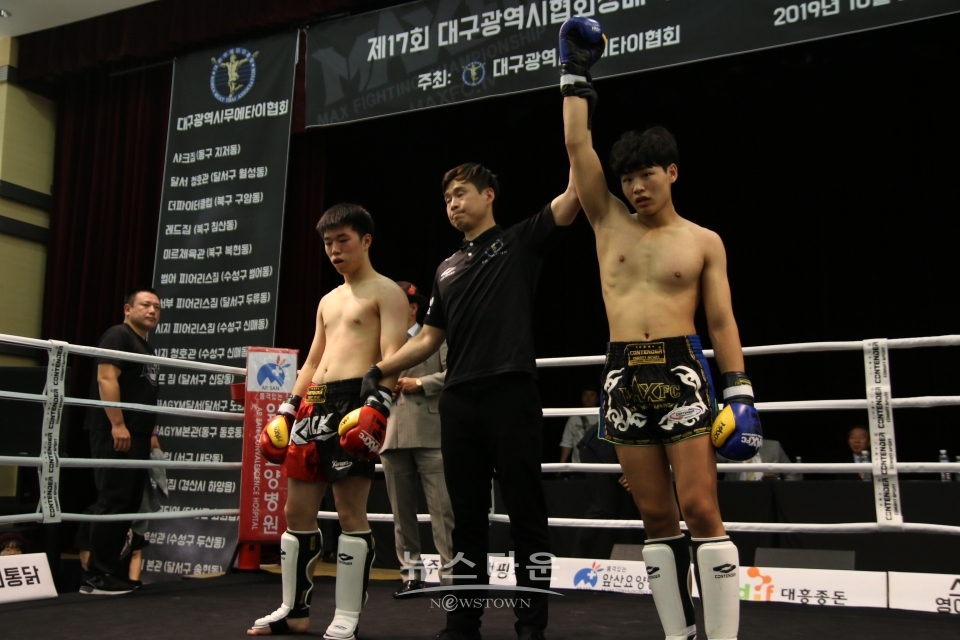 2경기 정희재(홍코너, 백범관) vs 정용준 (청코너, 안동정진) / 2라운드 하이킥에 의한 k.O로 정용준 승리