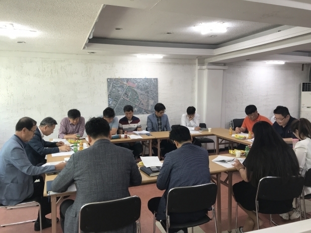 인천 미추홀구 용현2동 소재 도시재생 사랑방에서 회의를 진행하는 주민협의체 회의 사진(제공=용현2동 도시재생 마을활동가 사랑방)