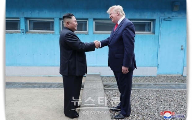트럼프 대통령은 이어 김정은 북한 국무위원장이 전임인 버락 오바마 전 대통령의 11차례의 통화시도에 불응했지만 자신의 전화는 받는다면서 김정은과 긴밀한 관계를 강조했다.