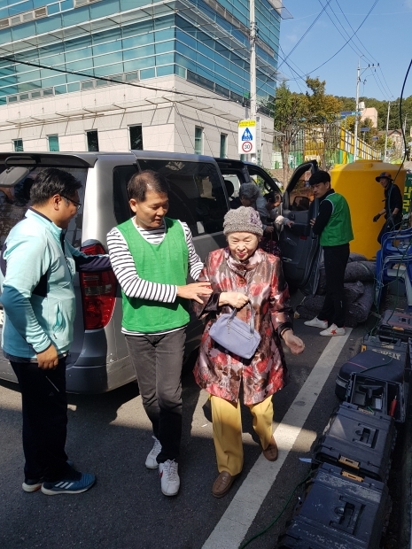 식사봉사의 날에 계산2동 보장협의체의 차량 협조가 이뤄지는 모습(제공=봉평산골메밀촌)