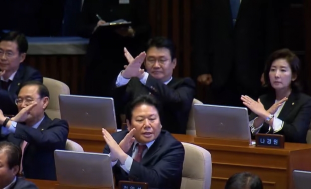문재인 대통령의 22일 국회 시정연설에서 한국당 의원들이 X 표시를 하며 동의하지 않는다는 의사를 표현하고 있다. SBS 화면 캡처