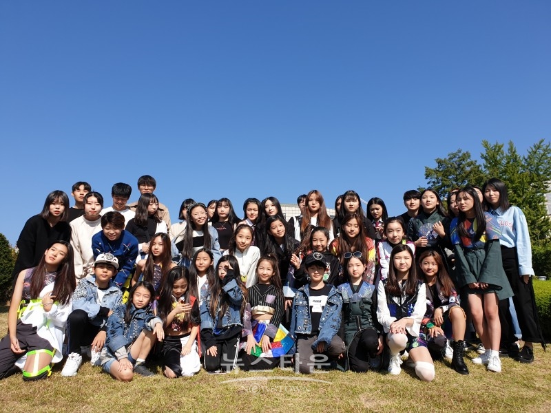 2019 메르세데츠 벤츠패션위크의 패션모델들과 고교 디자이너들 / 고득용기자 ⓒ뉴스타운