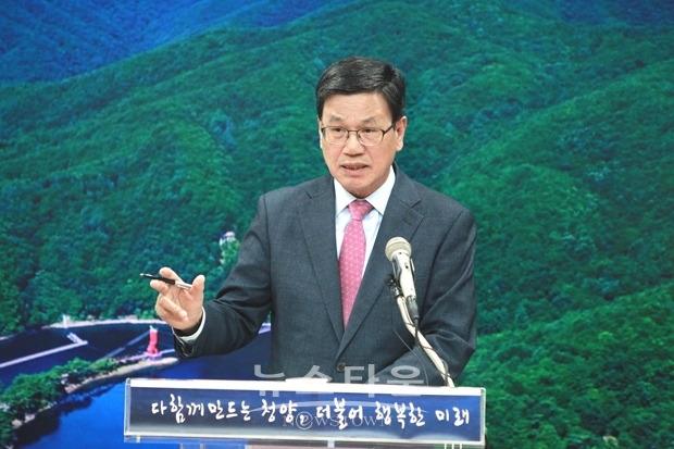 김돈곤 청양군수가 10월 24일 오전 10시 군청 2층 상황실에서 10월 언론 정례브리핑을 열고 “청양의 미래를 좌우할 두 가지 프로젝트가 확정됐다”면서 선정 절차와 결과를 세세하게 밝혔다.