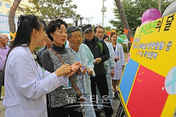 순천향대천안병원이 지난 10월 23일 병원 환자쉼터인 향설송원에서 환자들의 안전인식을 높이기 위해 퀴즈이벤트를 진행했다.