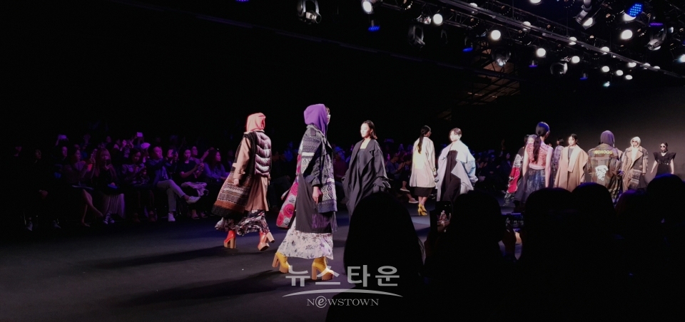 24일 서울 성수동 에스팩토리에서 개최한 '2020 S/S 패션코드&페스티벌'의 홍익대학교 패션대학원 패션쇼에서 모델들이 워킹을 하고 있다.  / 고득용기자 ⓒ뉴스타운