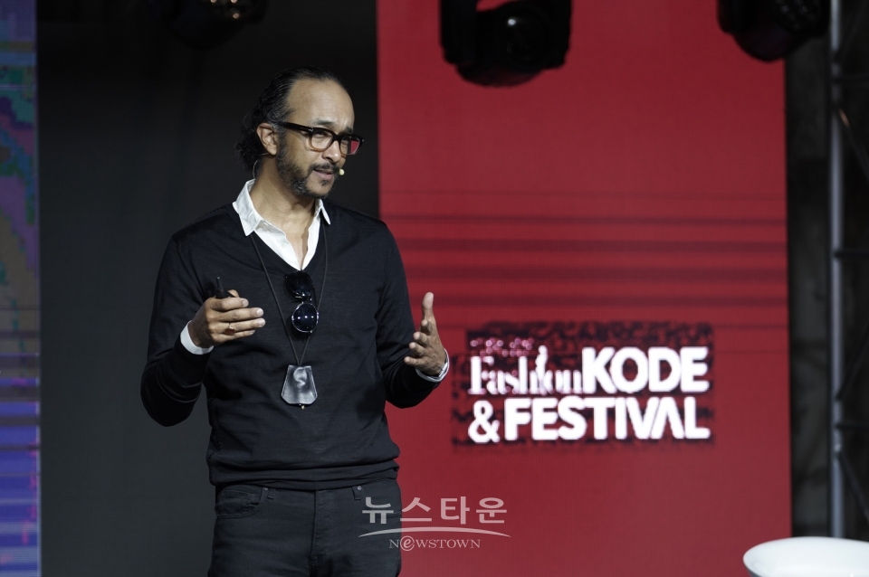 24일 서울 성수동 레이어 57에서 개최한 '2020 S/S 패션코드&페스티벌' 해외전문가 초청 공개세미나에서 마틴 쿠퍼가 강연을 하고 있다. / 고득용기자 ⓒ뉴스타운