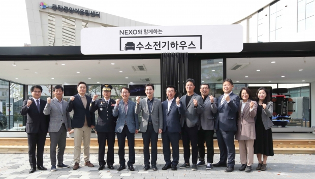동탄중앙어울림센터 야외광장에 설치된 수소전기하우스 개막식 기념촬영 모습.. 수소전기하우스는 오는 30일까지 운영된다