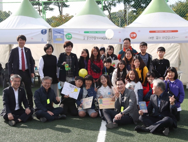 학생동아리 축제 운영 부스앞에서 기념촬영을 하고 있는 참석 내빈들