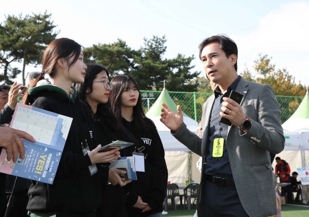 학생동아리 축제에 참여한 청소년들과 대화하고 있는 서철모 화성시장