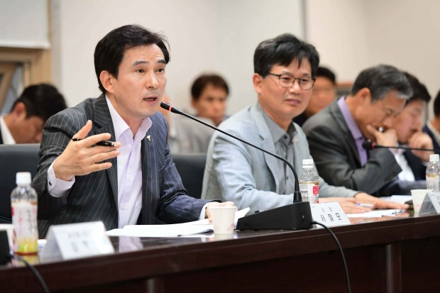 당정협의회에서 발언중인 서철모 화성시장