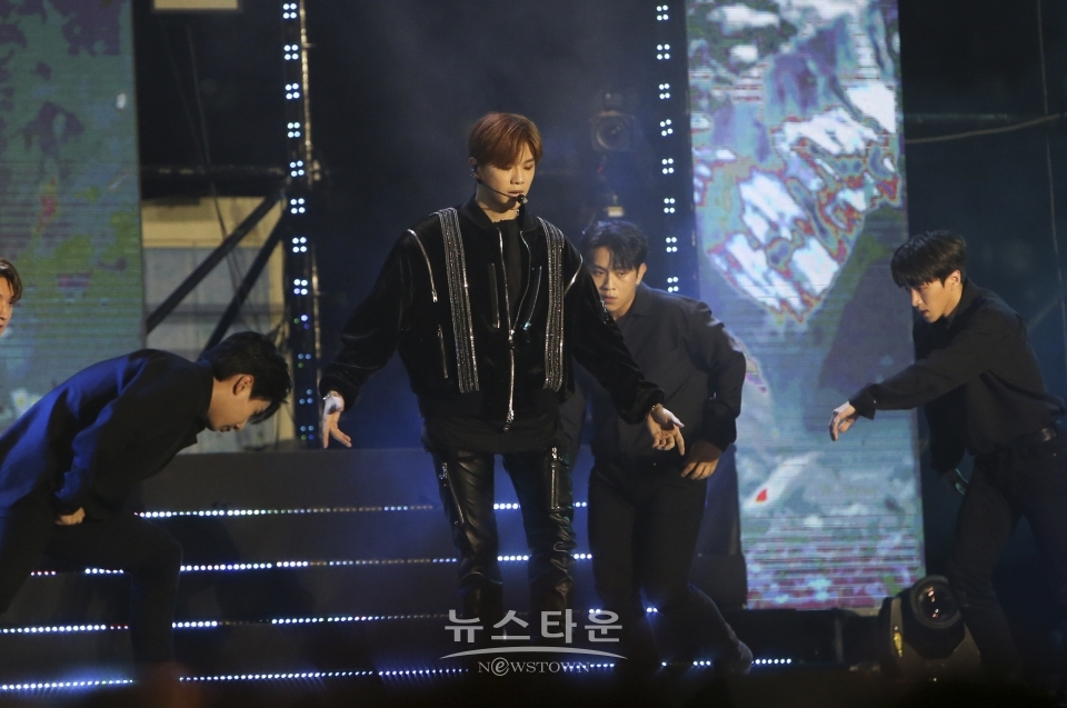 BOF 2019 패밀리 파크콘서트에서 ‘뭐해’ 무대를 펼치고 있는 강다니엘 / 고득용기자 ⓒ뉴스타운
