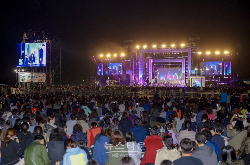 BOF 2019 패밀리 파크콘서트에서 공연을 관람하고 있는 시민들 / 고득용기자 ⓒ뉴스타운