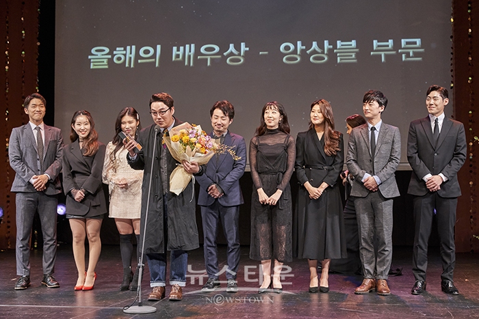 이미지: 뮤지컬 '스웨그에이지: 외쳐, 조선!' 앙상블상 수상사진 | 제공 = PL엔터테인먼트 / 고득용기자 ⓒ뉴스타운
