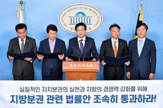염태영 전국시장군수구청장협의회 대표회장(오른쪽 3번째) 등 지방4대 협의체 대표들이 국회에서 지방분권 관련 법률안을 올해 내 통과시켜 달라는 내용의 촉구문을 발표하고 있다.