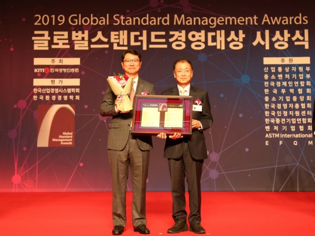 30일 서울 홍은동 그랜드힐튼호텔에서 개최된 2019 글로벌스탠더드경영대상 시상식에서 윤웅섭 일동제약 대표(왼쪽)가 최동규 글로벌경영위원회 위원장과 기념 촬영을 하고 있다.