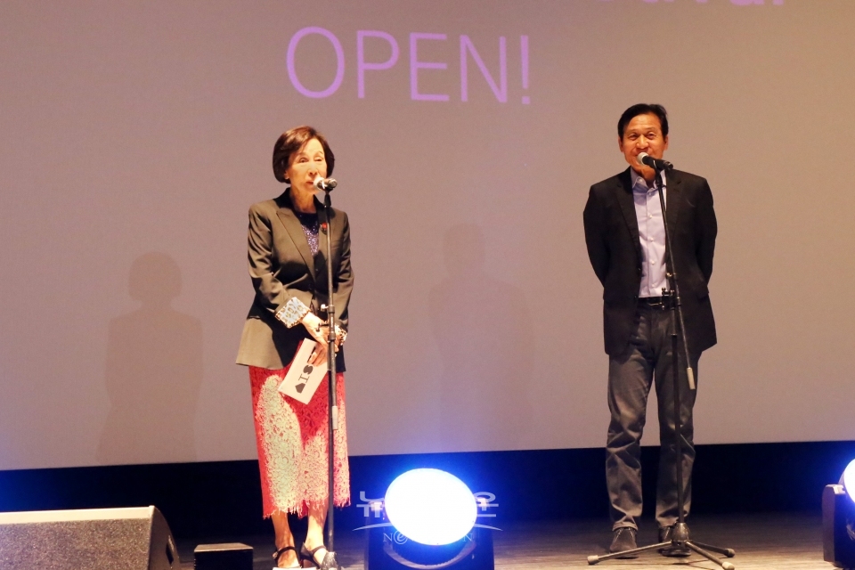 개막을 선언하는 손숙 이사장(좌)과 안성기 집행위원장(우) / 고득용기자 ⓒ뉴스타운