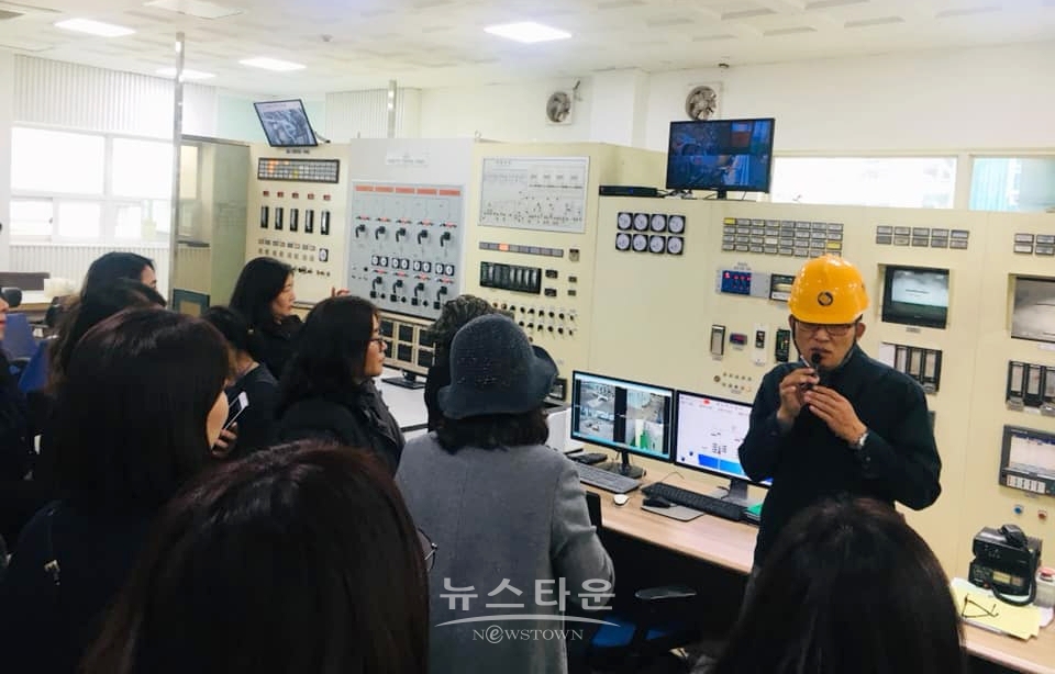 100% 국산소금 제조 공정을 지켜보는 주부체험단 / 고득용기자 ⓒ뉴스타운
