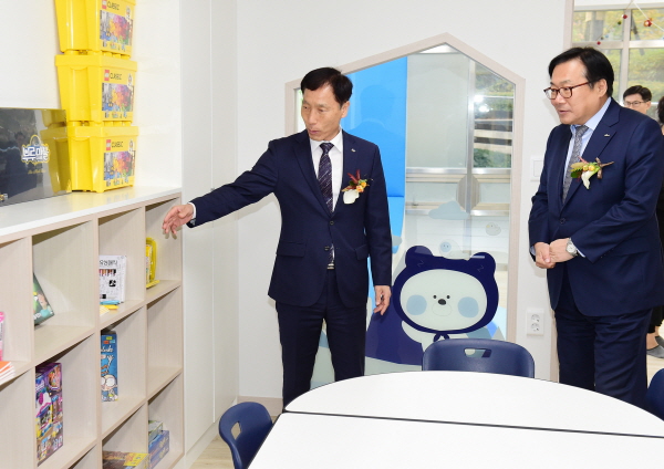 권찬호 복지여성국장(왼쪽)이 공동육아 나눔터를 둘러보고 있다.