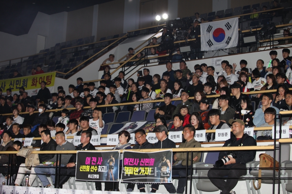 주말을 맞아 많은 관중들이 AFC13 대회를 보기 위해 KBS 아레나홀을 찾았다.
