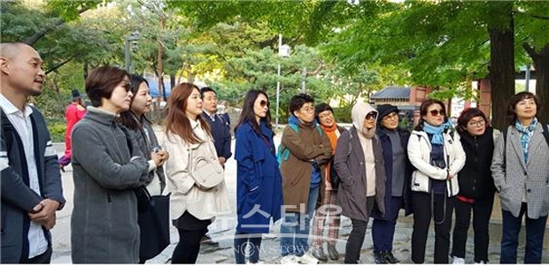 세종사이버대학교 호텔관광경영학과가 오명희 해설사와 함께 덕수궁, 정동길, 청계천을 답사하는 오프라인 특강을 진행했다.