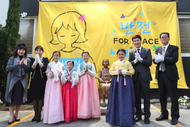 제막식 행사 후 단체 기념촬영