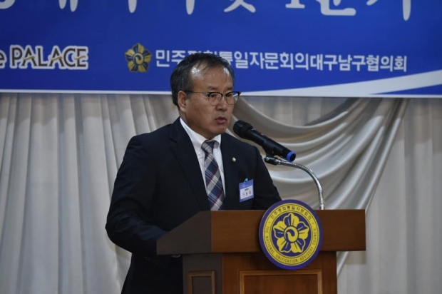 ▲민주평화통일자문회의 제19기 대구남구協-전남진도協 36주년 자매결연 합동월례회가 대구시 남구 봉덕동 소재의 더팔래스호텔 2층 다이아몬드홀에서 양측 평통위원 90여명이 참석한 가운데 자매도시 형제의 정을 나누는 뜻 깊은 시간 대구남구 민주평통 구용호 회장의 인사말 모습이다.