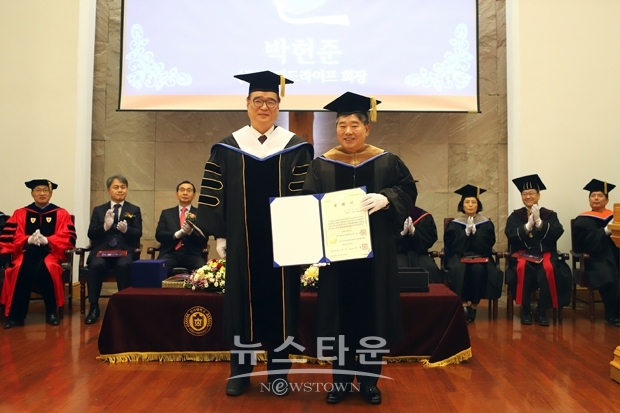 호서대학교가 11월 19일 아산캠퍼스 대학교회에서 이철성 총장(좌측)이 박헌준 ㈜프리드라이프 회장(우측)에게 명예 경영학박사 학위를 수여했다.