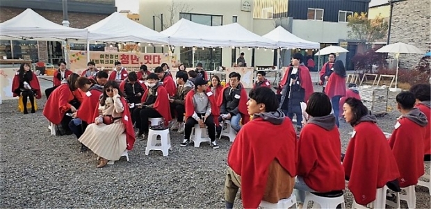 이천시 청년공동체 ‘행앗’과 ‘예술로 문화공작소’ 회원들이 네트워크 행사를 열고 있다. /이천시