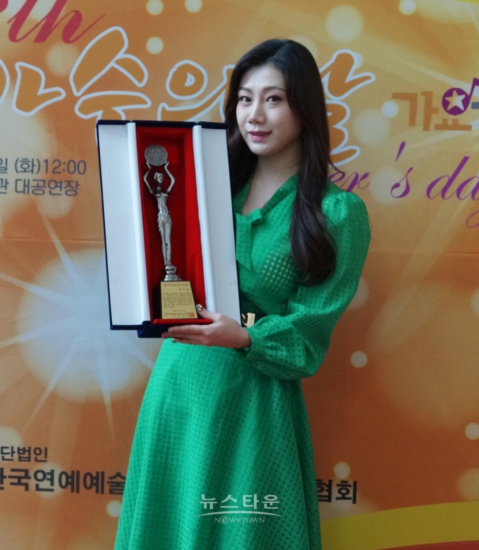 발라드 가수 출신 성인가요 가수 설이랑(25·본명 이민정) 최우수 인기상 수상 / 고득용기자 ⓒ뉴스타운