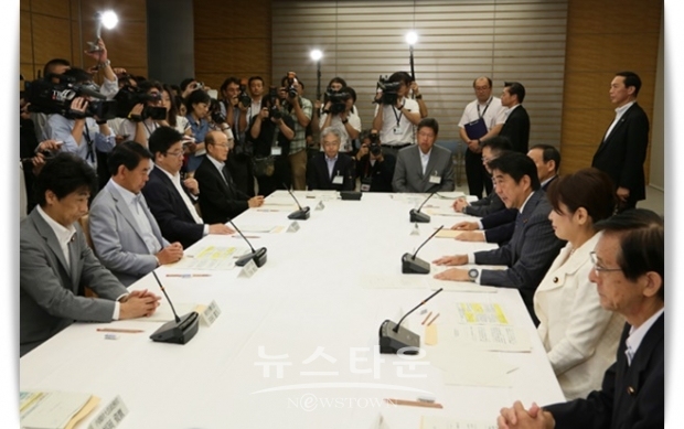 일본 정부는 총리 관저에서 “아동빈곤대책회의”(회장 : 아베 신조 총리)를 개최하고, 총리는 “어린이 빈곤대책은 미래를 짊어질 아이들에 대한 투자이다. 손을 늦추지 말고 새로운 대강에 기초한 대책을 힘차게 추진하겠다”고 말했다.