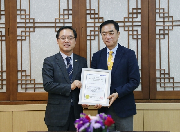 좌측 이기헌 원장, 우측 정장선 시장