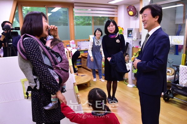다함께돌봄센터 현장을 방문해 시민과 대화를 나누고 있는 조규일 진주시장