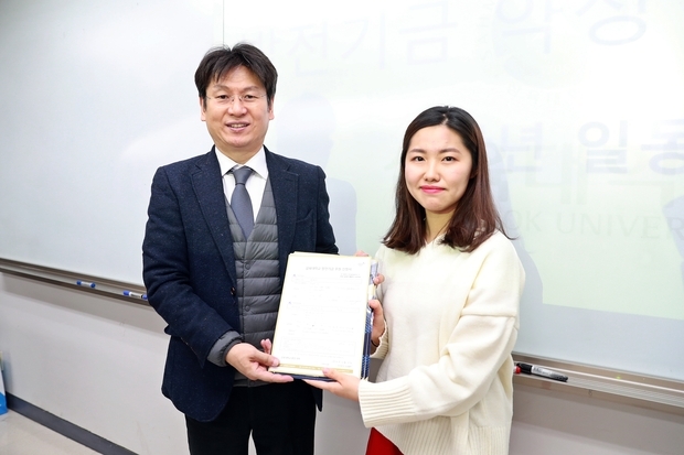 간호학과 4학년 대표가 정현철 학과장(오른쪽)에게 장학기금 기부 약정서를 전달하고 있다