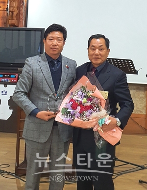 최재영 의원이 천안아산경제정의실천시민연합으로부터 아산시 우수 의정활동 의원으로 선정되어 공로패를 수상했다.