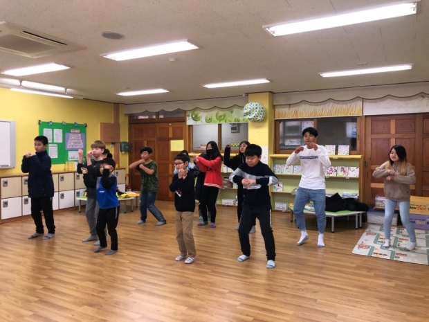 댄스 수업중인 청소년들