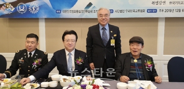 박상원 총회장과 김창인 대표가 업무협약 체결 후에 기념사진을 찍고 있다.(김한정 기자)