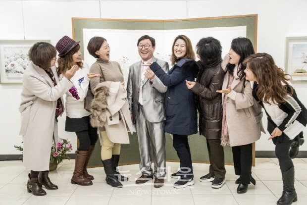 김충식 한국교육미술재단 설립기금 조성 특별전 ‘당신의 아름다운 이야기’(김한정 기자)