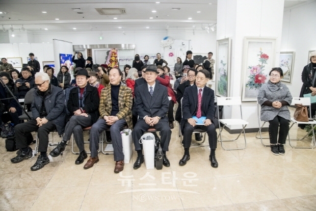 김충식 한국교육미술재단 설립기금 조성 특별전 ‘당신의 아름다운 이야기’(김한정 기자)