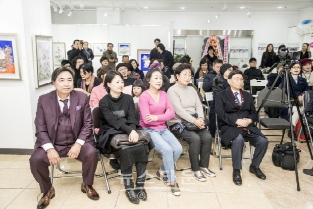 김충식 한국교육미술재단 설립기금 조성 특별전 ‘당신의 아름다운 이야기’(김한정 기자)