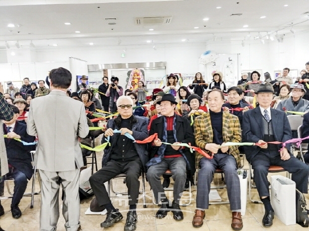 김충식 한국교육미술재단 설립기금 조성 특별전 ‘당신의 아름다운 이야기’(김한정 기자)