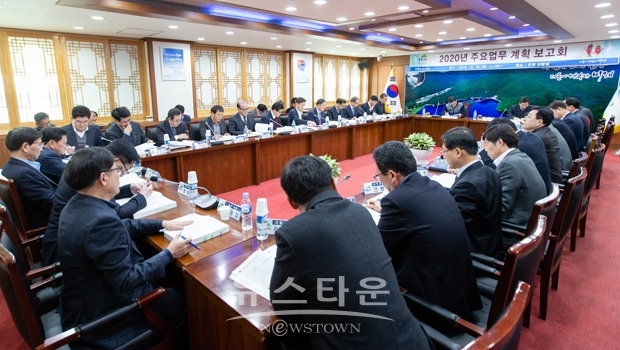청양군이 지난 12월 16일 군청 상황실에서 내년도 주요업무 보고회를 열고 청양퍼스트운동을 중심으로 지역 대도약을 선언했다.